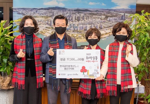 서울 용산구가 '따겨'에서 온정의 손길을 기다리고 있다. 사진은 공인중개사협회 용산구지회 회원들이다. 이 회원들은 1천수백만원의 성금을 수년째 보내주고 있다.