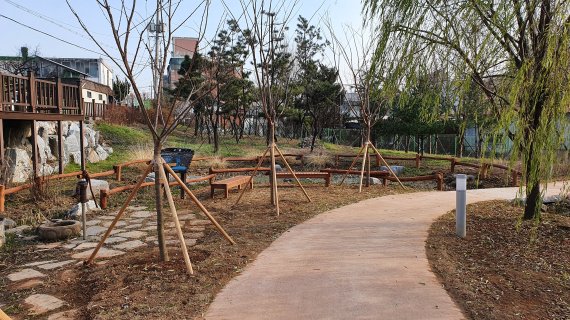 벚꽃길과 철쭉동산 등의 볼거리가 있는 테마 둘레길로 조성된 갈산공원 전경.