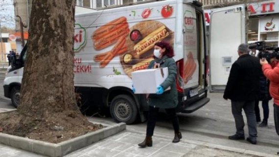 불가리아에서 코로나19 백신이 '핫도그 트럭'을 통해 공급되고 있다. © 트위터 갈무리