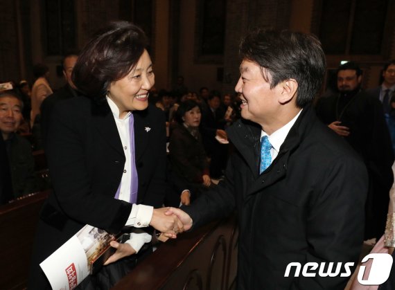 2017년 11월 서울 중구 명동성당에서 열린 행사에서 인사하고 있는 안철수 국민의당 대표와 박영선 현 중소벤처기업부 장관. 2017.11.24 © News1 박세연 기자 /사진=뉴스1