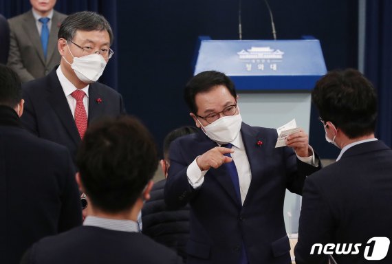 추미애·노영민 떠나지만 정책기조 안바꾼다…김상조도 일단 유임