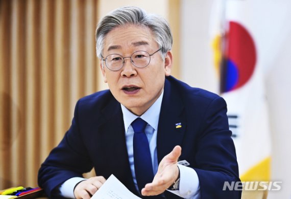 [수원=뉴시스] 김종택기자 = 이재명 경기도지사가 뉴시스와 가진 인터뷰에서 올해 역점사업에 대해 설명하고 있다. 2020.12.29.jtk@newsis.com