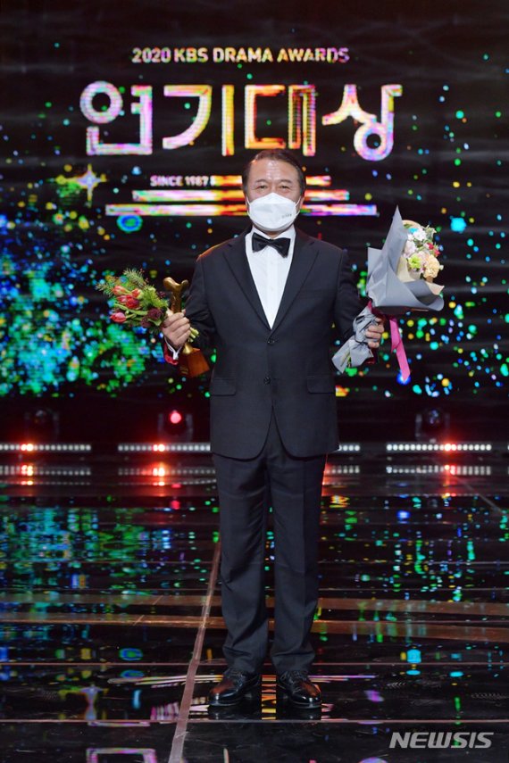 [서울=뉴시스] KBS 연기대상 배우 천호진. (사진=KBS 제공) 2021.01.01 photo@newsis.com