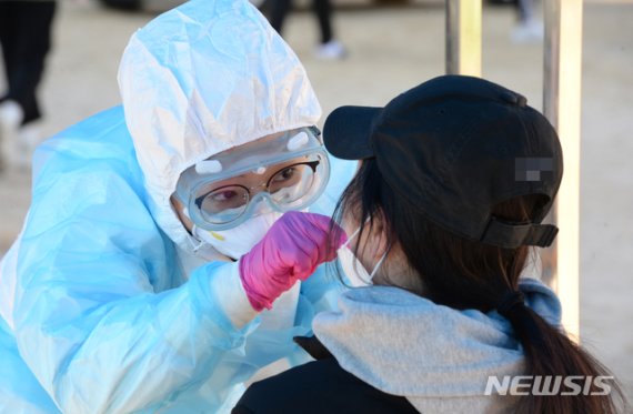 [울산=뉴시스] 배병수 기자 = 울산 남구 한 고등학교 학생이 신종 코로나 바이러스 감염증(코로나19) 확진판정을 받은 16일 오전 해당 고등학교 선별진료소에서 학생이 코로나19 검사를 받고 있다. 2020.12.16. bbs@newsis.com