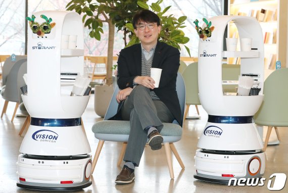 대전 유성구 봉명동에 위치한 스마트 로봇 카페 스토랑트 1호점에서 이동배 비전세미콘 연구소장이 뉴스1과 인터뷰를 하고 있다. 2020.12.30/뉴스1 © News1 김기태 기자