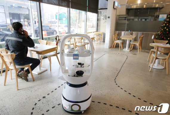 대전 유성구 봉명동에 위치한 스마트 로봇 카페 스토랑트 1호점에서 서빙 로봇 '토랑이'가 서빙을 하고 있다. 2020.12.30/뉴스1 © News1 김기태 기자