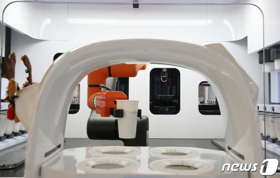 대전 유성구 봉명동에 위치한 스마트 로봇 카페 스토랑트 1호점에서 로봇이 음료를 제조하고 있다. 2020.12.30/뉴스1 © News1 김기태 기자