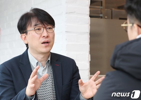 대전 유성구 봉명동에 위치한 스마트 로봇 카페 스토랑트 1호점에서 이동배 비전세미콘 연구소장이 뉴스1과 인터뷰를 하고 있다. 2020.12.30/뉴스1 © News1 김기태 기자