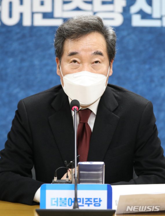 이낙연 더불어민주당 대표가 1일 오전 2021년 화상 신년 인사회(단배식)이 열린 서울 여의도 중앙당사에서 인사말을 하고 있다. 사진=뉴스1