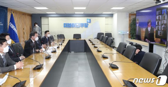 이낙연 더불어민주당 대표가 1일 오전 2021년 화상 신년 인사회(단배식)이 열린 서울 여의도 중앙당사에서 인사말을 하고 있다. 2021.1.1/뉴스1 © News1 박세연 기자