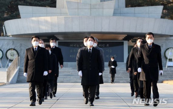 신축년 새해 첫 날인 1일 오전 안철수 국민의당 대표가 서울 동작구 국립현충원에서 참배를 마치고 현충탑을 나서고 있다. (공동취재사진)