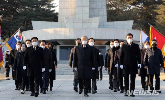 신축년 새해 첫 날인 1일 오전 김종인 국민의힘 비대위원장이 서울 동작구 국립현충원에서 참배를 하고 있다. (공동취재사진)