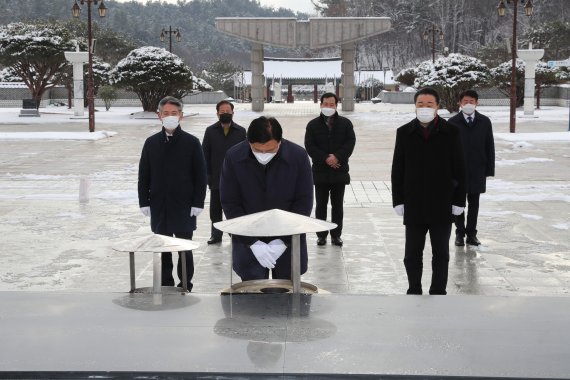 전남도의회, 국립 5‧18민주묘지 찾아 신년 참배