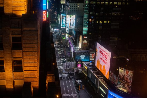 지난달 31일(현지시간) 미국 뉴욕 타임스퀘어 인근 도로가 새해 전야에도 불구하고 코로나19 방역 통제 때문에 한산한 모습.로이터뉴스1