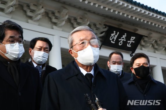 국민의힘 김종인 비상대책위원장이 2021년 1월 1일 신축년 새해 첫날 서울 현충원에서 참배를 마친 뒤 취재진의 질문에 답변하고 있다. (공동취재사진)
