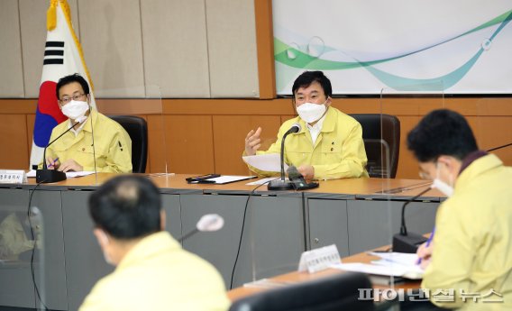 원희룡 제주도지사는 새해 첫 업무로 1일 오전 9시부터 코로나19 대응 상황 회의를 주재했다.