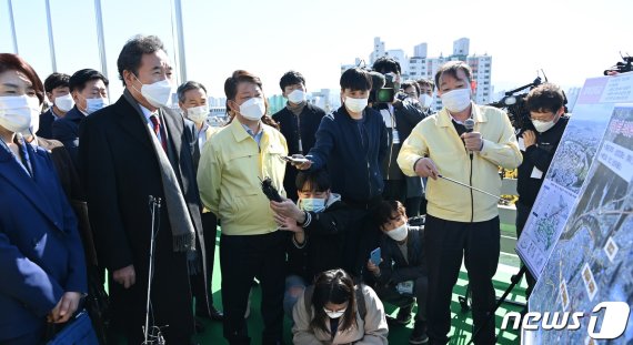 이낙연 더불어민주당 대표가 지난해 11월4일 대구 북구 산격동 대구시청 별관에서 권영진 대구시장 등과 지역균형 뉴딜사업 정책간담회를 가진 뒤 별관 6층 옥상에서 '대구형 뉴딜 도심융합특구' 사업과 관련된 브리핑을 듣고 있다. (대구시 제공). 2020.11.4 /뉴스1 © News1 남승렬 기자