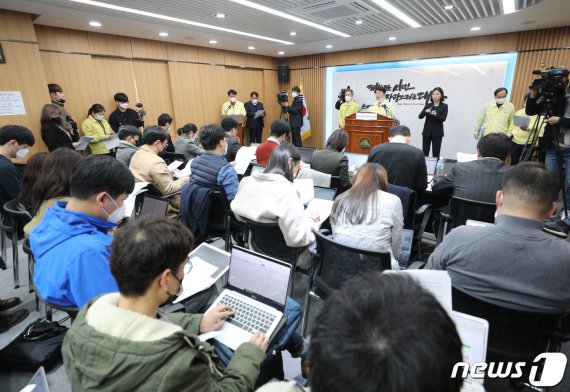 권영진 대구시장이 지난해 2월21일 오전 대구시청 브리핑룸에서 신종 코로나바이러스 감염증(코로나19) 관련 브리핑을 하고 있다. 2020.2.21/뉴스1 © News1 신웅수 기자