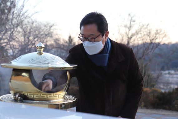 김한정 더불어민주당 의원이 지난 1일 김대중 전 대통령 묘역을 찾아 참배하고 있다. 사진=김한정 의원 SNS