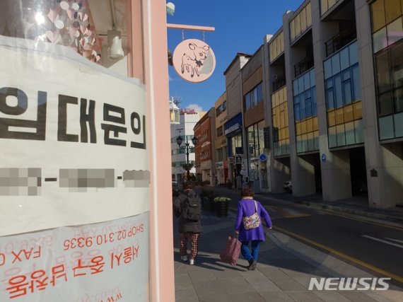 [울산=뉴시스] 박수지 기자 =신종 코로나바이러스 감염증(코로나19) 장기화로 폐업하는 점포가 속출하는 가운데 울산시 중구 성남동에 임대 안내문을 붙어있다. 2021.01.02. parksj@newsis.com