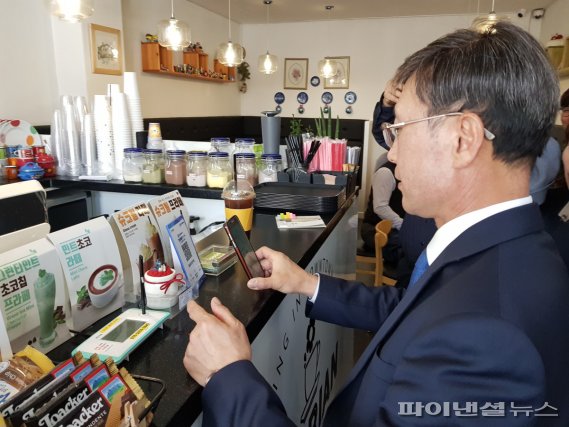 정하영 김포시장 김포페이 결재. 사진제공=김포시