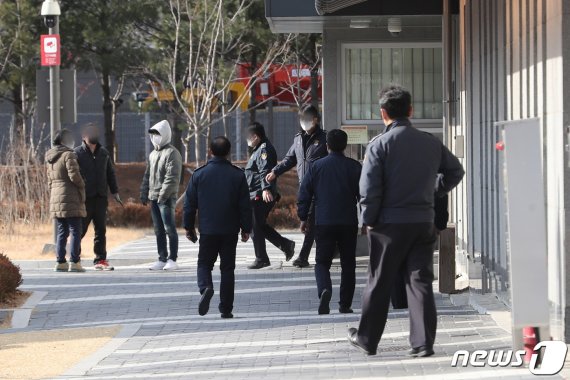 (서울=뉴스1) 이성철 기자 = 3일 서울 송파구 동부구치소에서 관계자들이 방역 물품을 옮기고 있다. 서울동부구치소는 전날 121명의 확진자가 나와 관련 확진자가 1062명을 기록했다. 2021.1.3/뉴스1 /사진=뉴스1화상