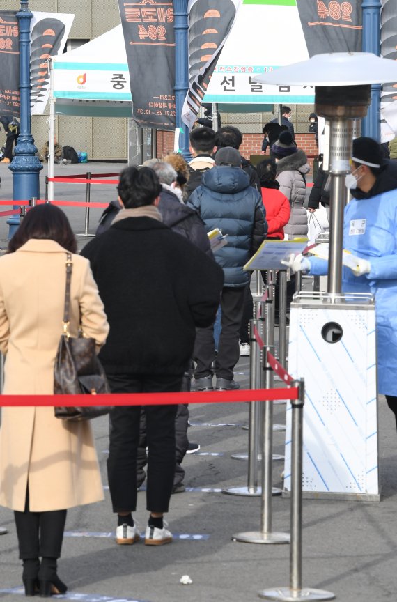 정부가 수도권 2.5단계, 비수도권 2단계인 현행 사회적 거리두기를 오는 17일까지 2주 연장하기로 했다. 3일 서울역 광장에 마련된 임시 선별진료소를 찾은 시민들이 코로나19 검사를 받기 위해 줄지어 기다리고 있다. 사진=김범석 기자