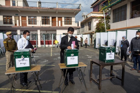 롭상 상가이 티베트 망명정부 총리(가운데)가 3일 인도 다람살라에서 총선 투표에 참여하고 있다.AP뉴시스