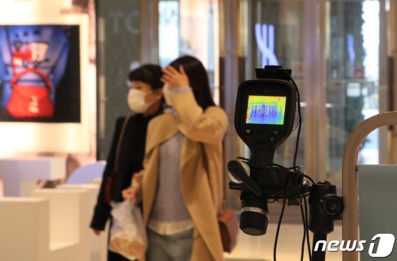 서울 중구 롯데백화점 본점에서 마스크를 착용한 시민들이 열화상카메라를 통과하고 있다. /자료사진 © News1 김유승 기자