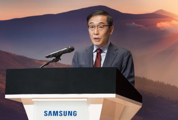 김기남 삼성전자 대표이사 부회장이 4일 온라인 시무식에서 2021년 신년사를 발표하고 있다.
