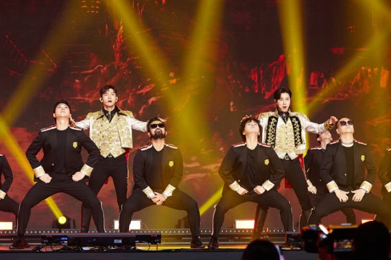 [서울=뉴시스] 동방신기_왜. 2021.01.03. (사진 = SM엔터테인먼트 제공) photo@newsis.com