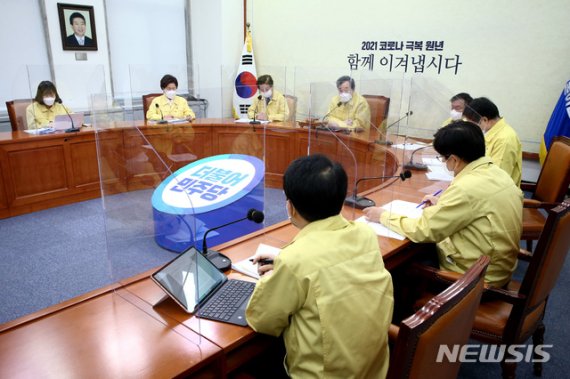 [서울=뉴시스] 전진환 기자 = 이낙연 더불어민주당 대표가 4일 서울 여의도 국회에서 열린 최고위원회의를 주재하며 발언하고 있다. (공동취재사진) 2021.01.04. photo@newsis.com