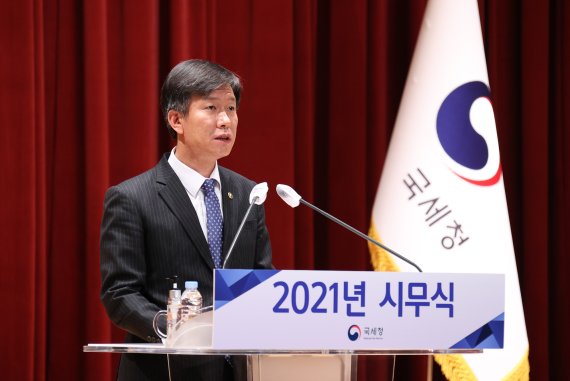 김대지 국세청장이 4일 2021년 신축년 시무식에서 신년사를 발표하고 있다. 국세청 제공