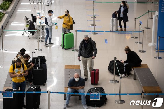 지난 4일 인천국제공항 제2여객터미널 입국장. 방역당국 관계자들이 입국자를 대상으로 안내를 하고 있다. 뉴스1