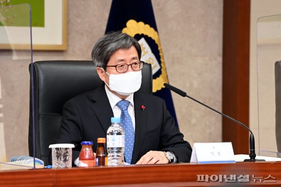 김명수 대법원장이 지난 4일 대법원 청사에서 사법행정자문회의 제11차회의를 주재하고 있다. 위원들은 이날 상고제도개선 특별위원회 연구·검토 결과에 대한 보고를 받고, 2021년 법관 정기인사 관련 8개 보직인사안에 대해 논의했다. 사법행정자문회의는 상고제도 개선의 중요성을 감안해, 상고제도개선특별위원회의 임기를 연장한 후 토론회 등 추가적인 의견수렴 절차를 거치도록 했다. / 사진=대법원 제공