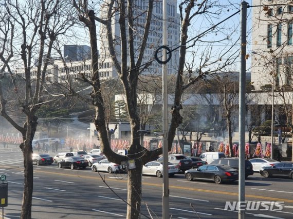 대검찰청 앞 '윤석열 응원' 일부 화환에 화재