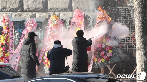 '윤석열 응원' 일부 화환 불에 타..."검찰개혁 말로만"(종합)