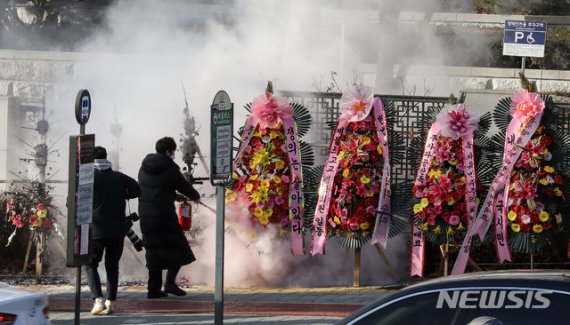 '윤석열 응원 화환' 방화 70대 구속영장 기각.. "도망·증거 인멸 염려 없어"