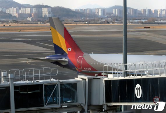 (서울=뉴스1) 정진욱 기자 = 사진은 지난달 5일 서울 강서구 김포공항 계류장에 있는 아시아나 항공기의 모습. 2021.1.5/뉴스1 /사진=뉴스1화상
