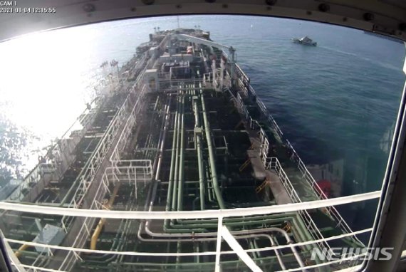 아랍에미리트(UAE)를 향하던 한국 화학운반선 '한국케미호'가 4일 이란 혁명수비대에 나포됐다. 사진은 이란 혁명수비대 함정이 한국케미호에 접근하는 모습이 촬영된 CCTV영상./뉴시스
