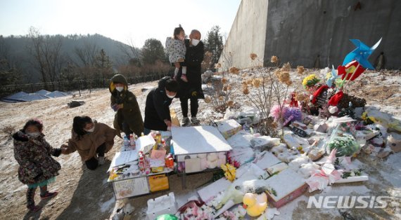 5일 경기 양평군 서종면 하이패밀리 안데르센 공원묘원에 안치된 16개월 정인이의 묘지에서 추모객들이 고인을 추모하고 있다./뉴시스