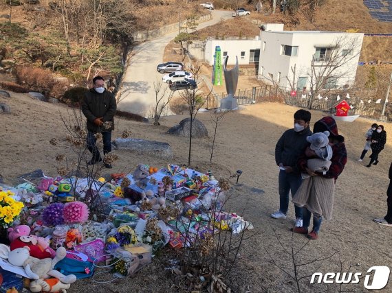 정인이를 추모하는 가족 © 뉴스1