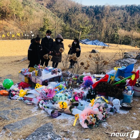 정인이를 추모하는 가족 © 뉴스1