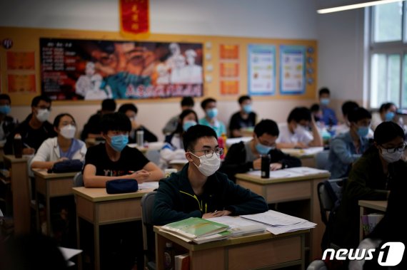 중국 상하이 한 학교에서 학생들이 수업을 듣고 있다.© 로이터=뉴스1