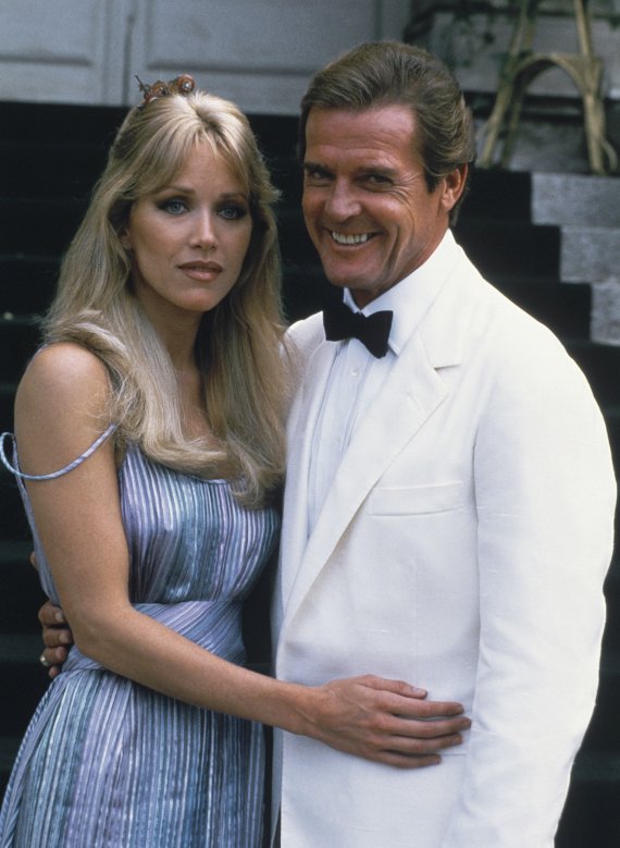 배우 타니아 로버츠(왼쪽)가 지난 1984년 8월 프랑스 샨틸리에서 007 시리즈 '뷰투어킬'에 같이 출연한 영국 배우 로저 무어와 함께 촬영했을때의 모습.AP뉴시스