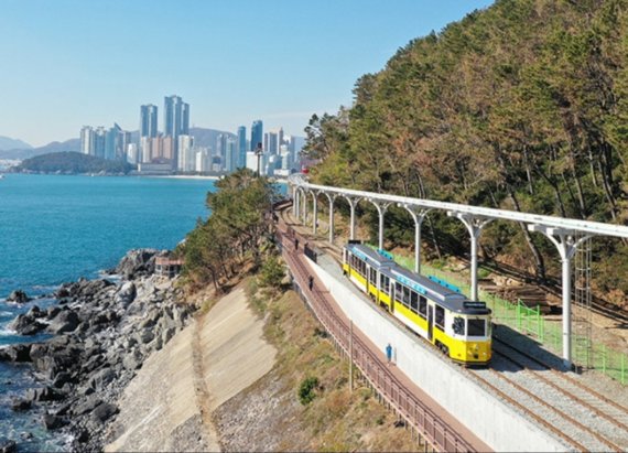 해운대 미포~청사포~송정에 이르는 4.8km 구간을 왕복으로 오가며 운행 중인 '해운대 해변열차'. 사진=해운대블루라인파크 제공.