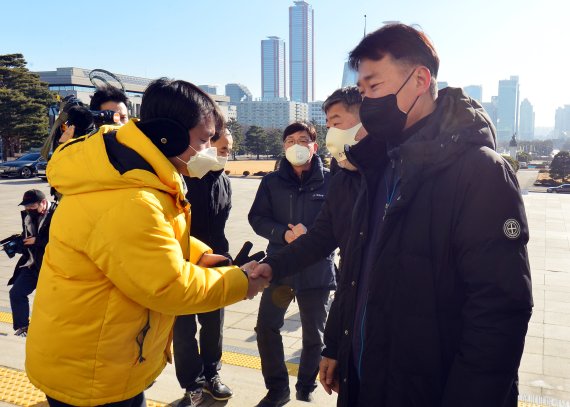 김동명 한국노총 위원장과 양경수 민주노총 위원장이 6일 국회 본청 앞 중대재해기업처벌법 제정 촉구 단식농성장을 방문해 김종철 정의당 대표와 인사를 나누고 있다. 사진=서동일 기자