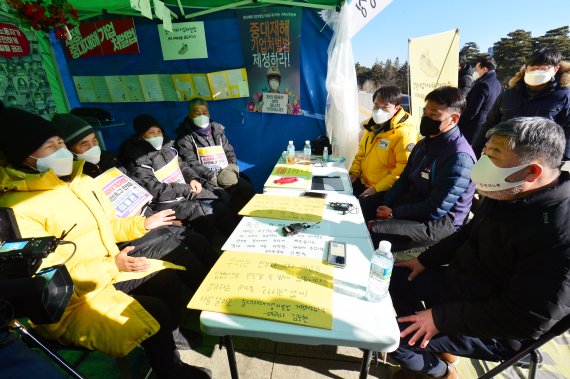 김동명 한국노총 위원장과 양경수 민주노총 위원장이 6일 국회 본청 앞 중대재해기업처벌법 제정 촉구 단식농성장을 방문해 농성단과 대화를 나누고 있다. 왼쪽부터 강은미 정의당 원내대표, 고 이한빛 PD 부친 이용관씨, 고 김용균 어머니 김미숙 김용균재단 이사장, 이상진 민주노총 부위원장, 김종철 정의당 대표, 양경수 민주노총 위원장, 김동명 한국노총 위원장. 사진=서동일 기자