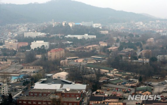 [서울=뉴시스]박주성 기자 = 정부는 11일 미국과 제201차 주한미군지위협정(SOFA) 합동위원회를 화상으로 열고 11개 미군기지와 용산기지 2개 구역 등 모두 12개 기지를 반환받기로 했다고 밝혔다. 반환되는 서울 지역 내 장소는 극동공병단(중구), 캠프 킴(용산구), 용산기지 2개 구역(용산구), 니블로배럭스(용산구), 서빙고부지(용산구), 8군 종교휴양소(용산구) 등 6곳이며 서울 밖 지역 중 반환 장소는 대구 남구 캠프 워커 헬기장, 경기 하남시 성남골프장, 경기 의정부시 캠프 잭슨, 경기 동두천시 캠프 모빌 일부, 경북 