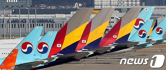 올 1월 6일 인천국제공항 전망대에서 바라본 계류장에 대한항공과 아시아나항공 여객기가 보이고 있다. 사진=뉴스1